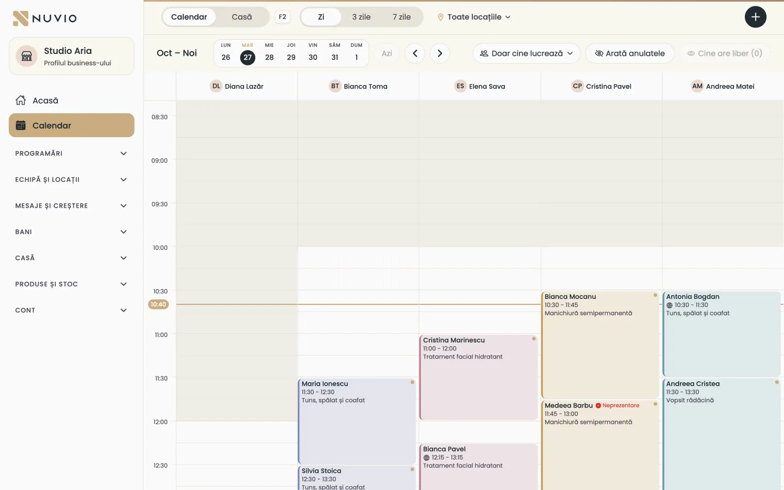 Calendarul echipei pe calculator, cu o coloană pentru fiecare specialist și programările zilei