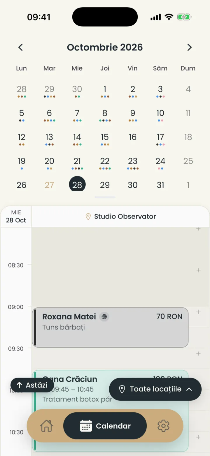 Calendarul cu luna întreagă deschisă deasupra zilei, cu puncte colorate în zilele cu programări