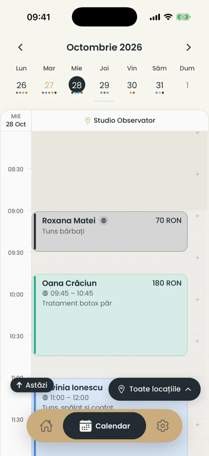 Calendarul unei zile, cu programările pe ore, fiecare cu clientul, serviciul și prețul