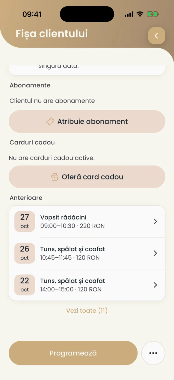 Partea de jos a fișei: abonamente, carduri cadou și vizitele anterioare cu data, serviciul și prețul